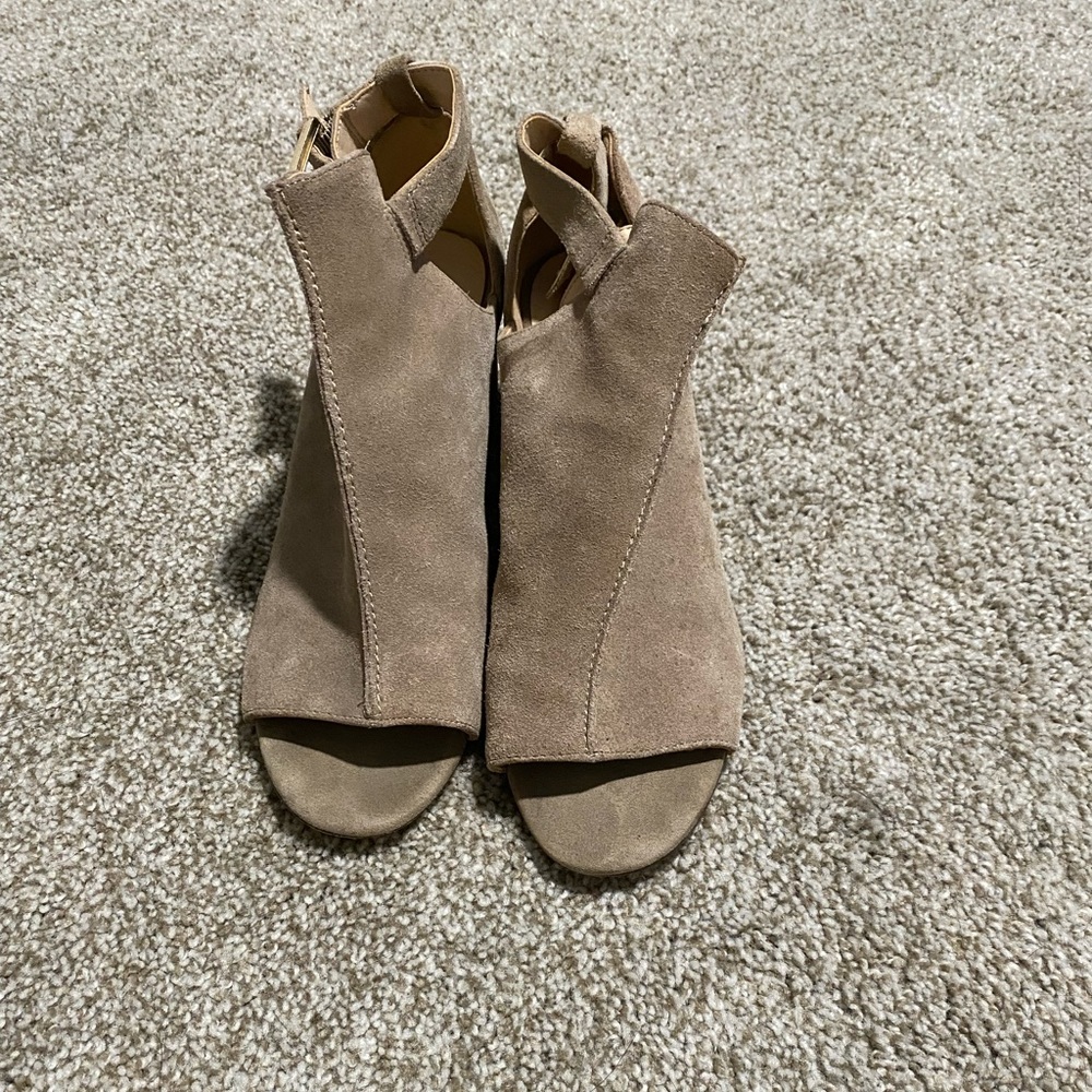 Gray/nude heels